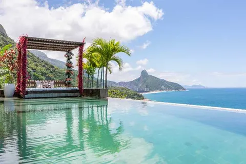 Three-level villa with five suites and an infinity pool above the sea in Joá – 2