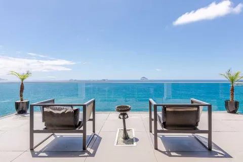 Three-level villa with five suites and an infinity pool above the sea in Joá – 3