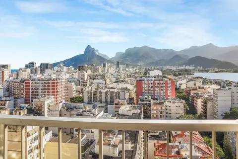 Two-suite apartment on a high floor with open views in Ipanema