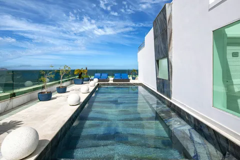 Duplex penthouse with 5 suites and a private pool on the Copacabana seafront