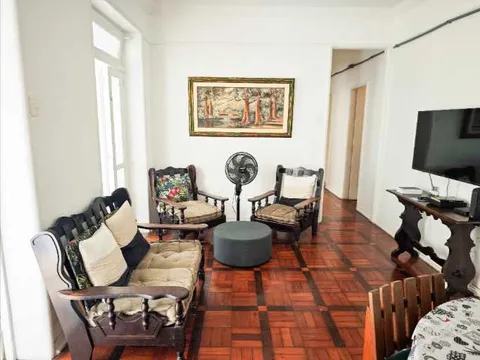 Arpoador apartment with three bedrooms and renovation potential near the beach