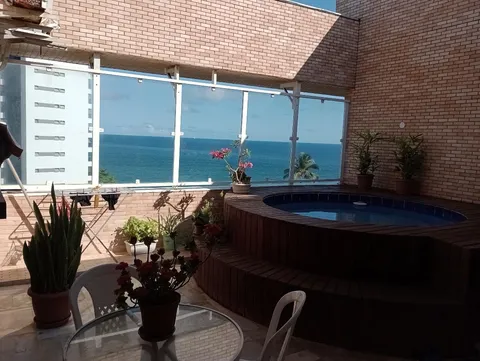Cobertura duplex com piscina e vista para o mar em Ondina, Salvador